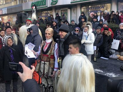 Благоевград: Кметът д-р Атанас Камбитов връчи наградите на XI кукерски фестивал