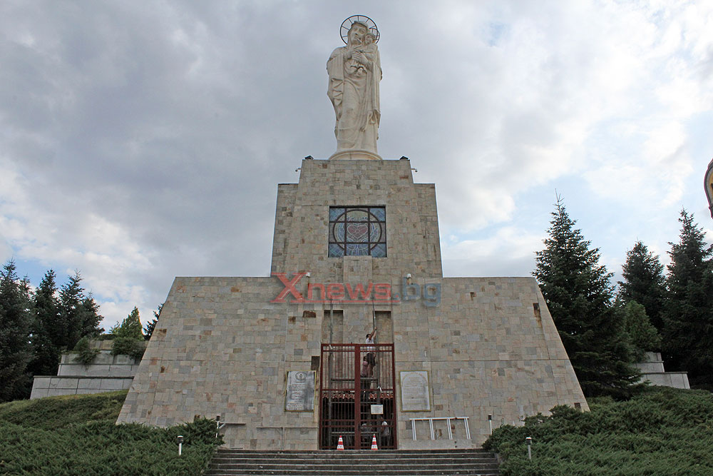 Ремонтират постамента на Богородица в Хасково