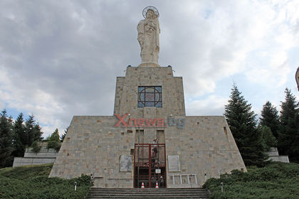 Ремонтират постамента на Богородица в Хасково