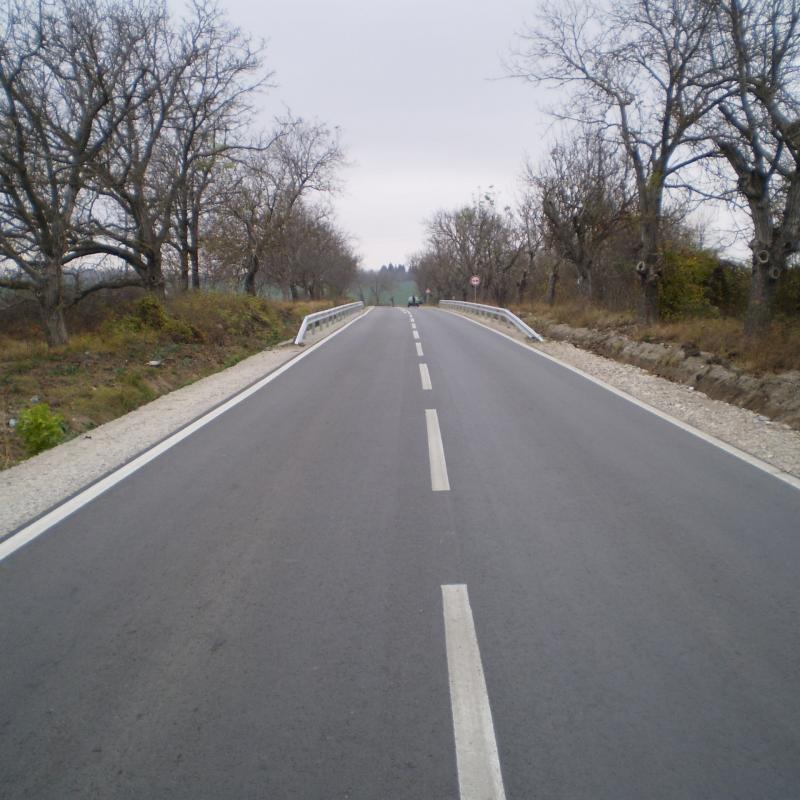 Габрово: Стеснена е едната лента на пътя Габрово - село Стоманеците при км 7 заради пропаднал участък