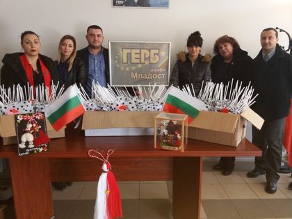 Варна: ГЕРБ - Младост подари на граждани 300 национални знамена и мартеници
