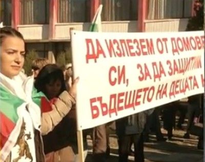 Жителите на Харманли излизат на трети протест срещу бежанците, викат пловдивски паразитолози (ВИДЕО)