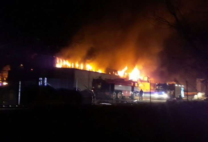 Във Войводиново е страшно! Още пожарни хвърчат към огъня, гори най-голямото предприятие на Балканите за месопреработване! (СНИМКИ)