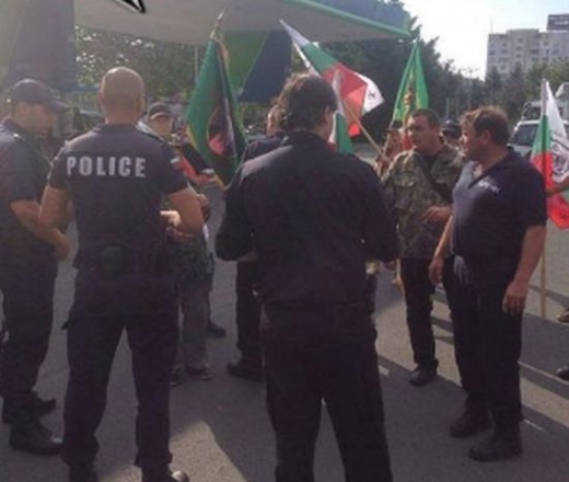 Извънредно от Бургас! Мъже с военни дрехи нападнаха протестиращи срещу &bdquo;Вълците на Путин&ldquo; (СНИМКИ)