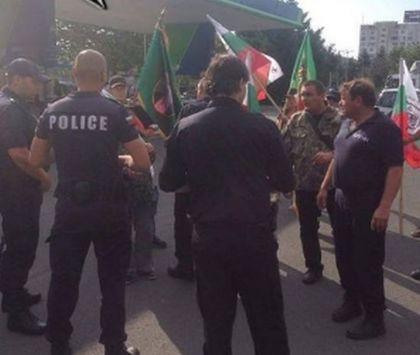 Извънредно от Бургас! Мъже с военни дрехи нападнаха протестиращи срещу „Вълците на Путин“ (СНИМКИ)