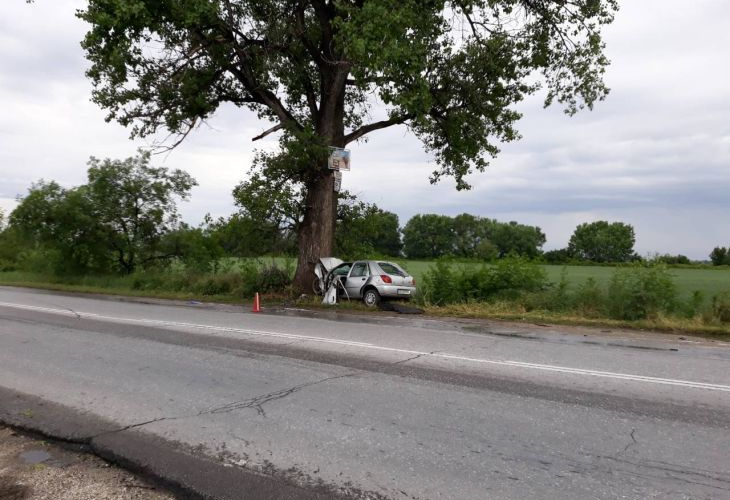 Пожарникари режат ламарини, за да извадят окървавения труп на младото момиче от Цалапица