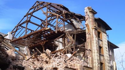Затвориха улица заради опасност от срутване