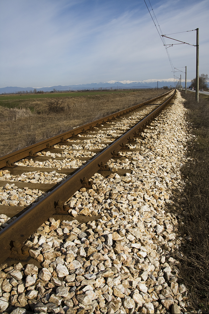 Товарен влак дерайлира между Пловдив и Филипово