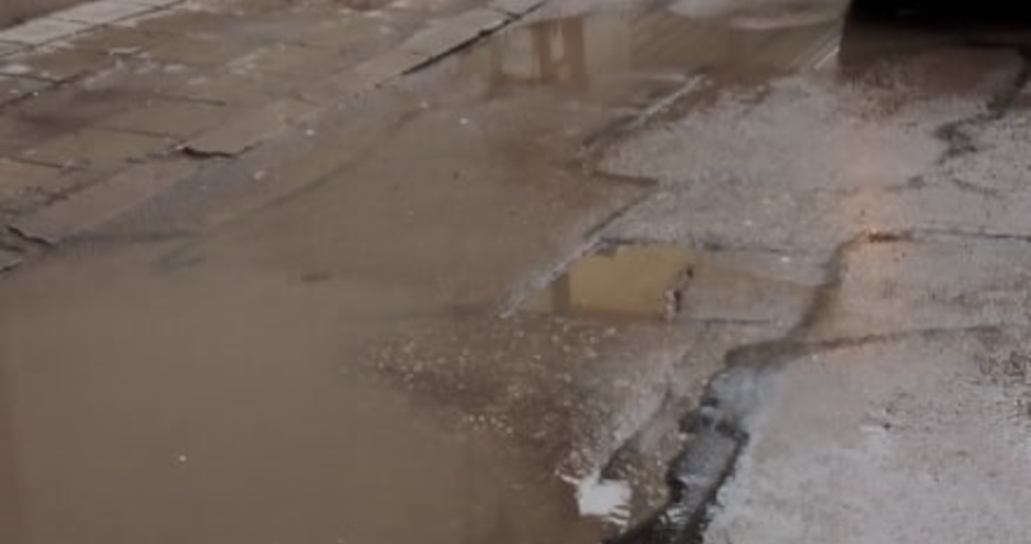 Живущи на ул. „Рила” във Варна: Водата не се оттича в шахтите заради обратния наклон. След дъжд е страшно (снимки)