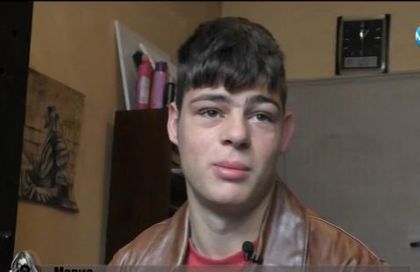 Момчето, което спаси дете от пропаст през 2012 г., заряза училище и сега съжалява