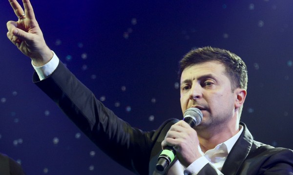 Зеленски категорично поведе след първия тур на изборите в Украйна