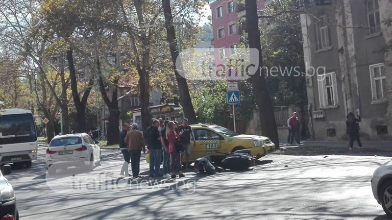 Такси блъсна моторист на „Васил Априлов” СНИМКА