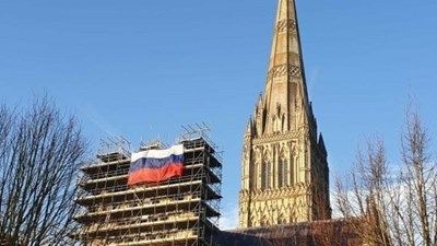 Русия за окаченото знаме до катедралата в Солсбъри: Това е провокация