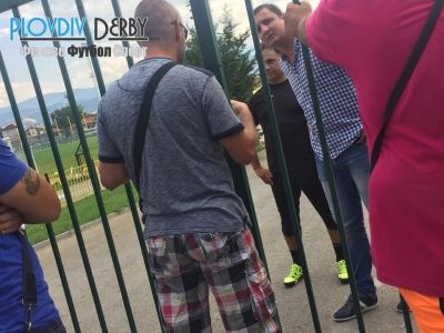 Феновете към Митов: Махай се, говедо! Ето ти метла да се изметеш сам (СНИМКА)