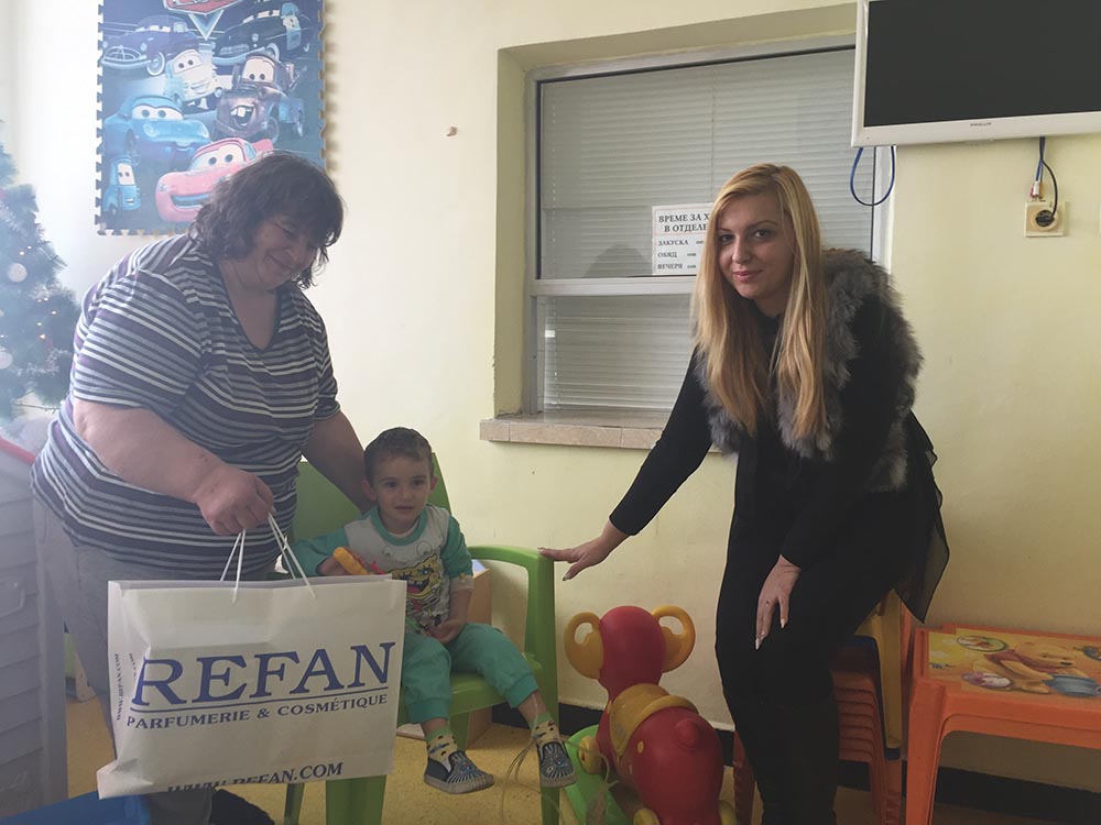 ВИДЕО: REFAN зарадва деца с лакомства за новoгодишните празници! Майка просълзи професор Стефанова