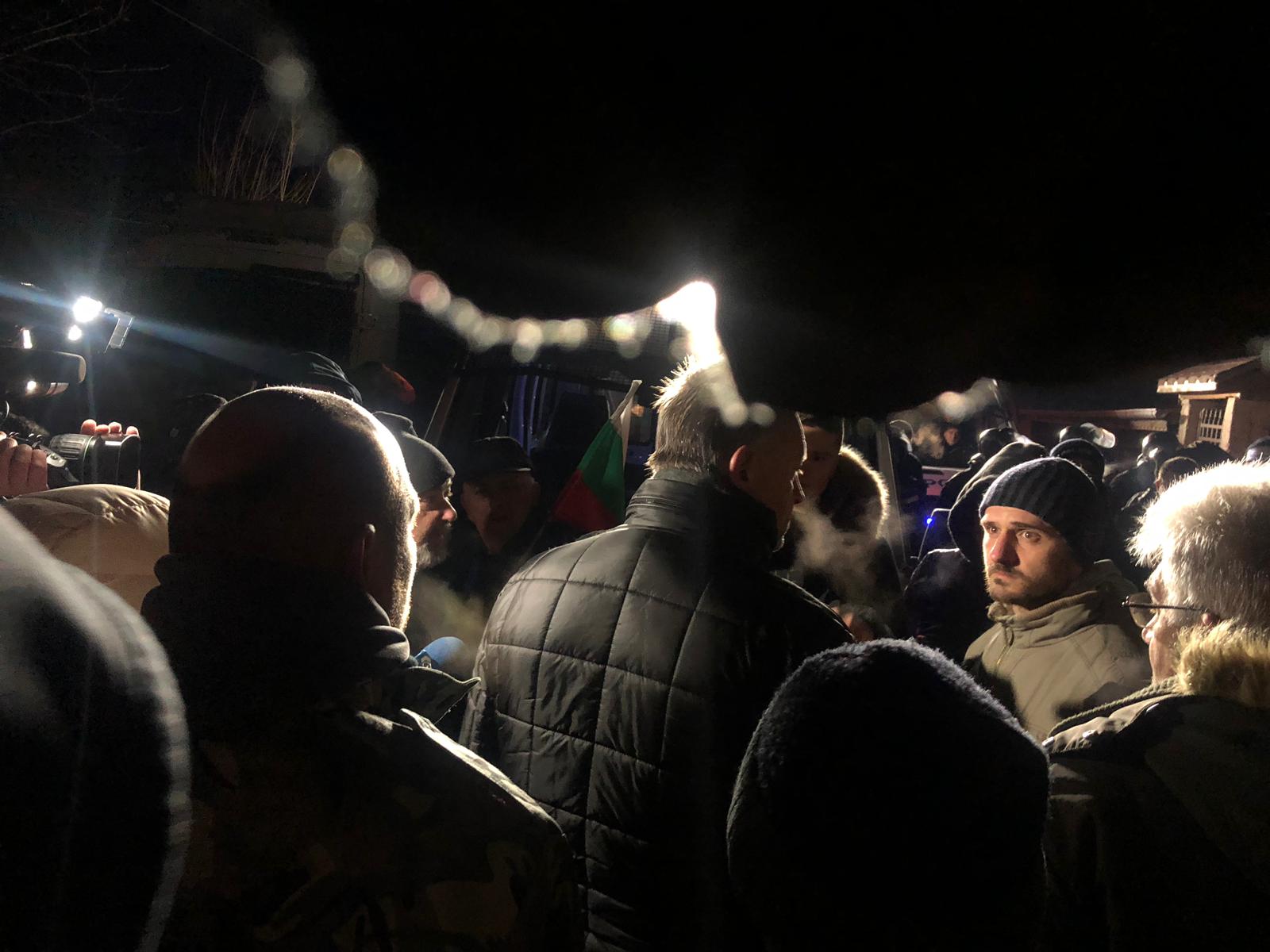 Протестиращи във Войводиново: Чакаме агитките