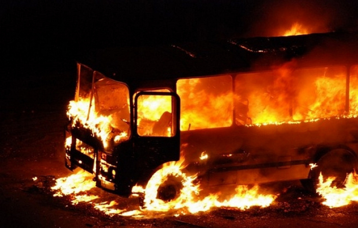 Първи СНИМКИ и ВИДЕО от поредна драма с автобус с 46 пътници, който изгоря на пътя