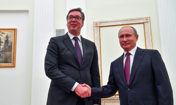Путин в Белград, подаряват му кученце шарпланинец