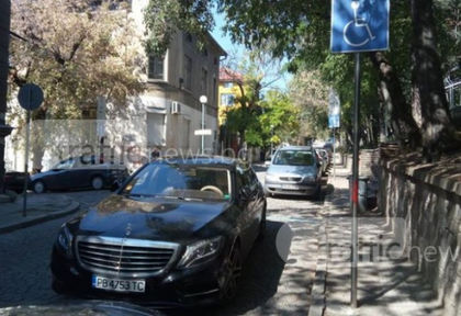 3 в 1! Пловдивчанин се паркира на метър от тротоара, на инвалидно място и в... насрещното СНИМКИ