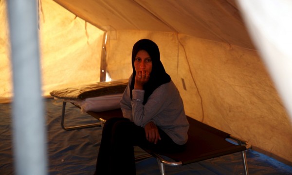 Защо бежанците посягат на жени?