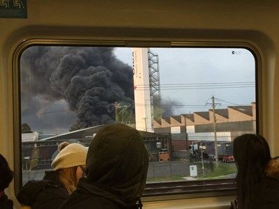 Голям пожар избухна в химически завод в Мелбърн