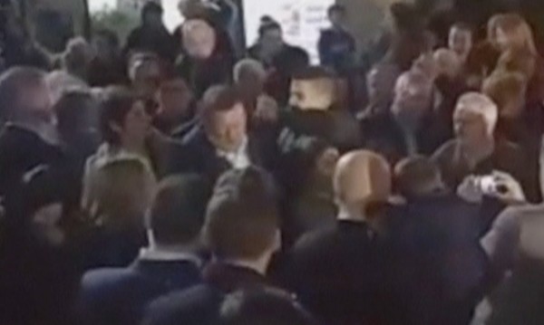 Юмрук уцели Рахой в главата на предизборна проява