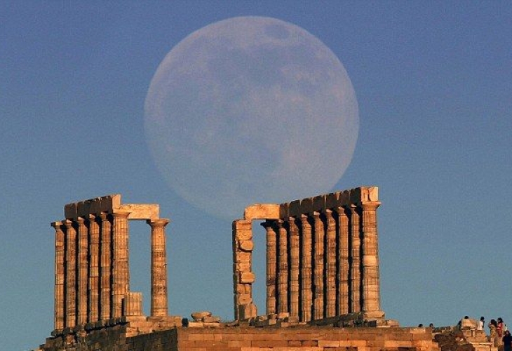 Туристите в Гърция разочаровани, властите затварят забележителности заради жегата