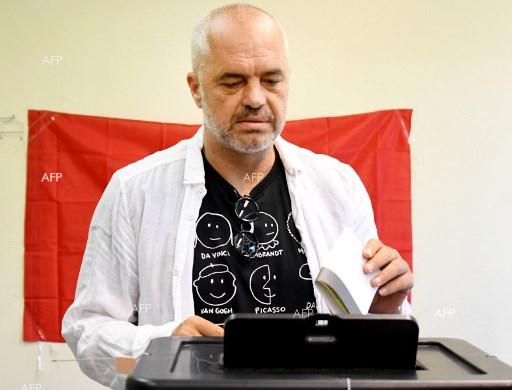 Gazeta Expres: Еди Рама упражни правото си на глас в местните избори, отклони въпросите на журналистите