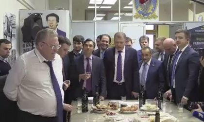 Жириновски гръмна 132 бутилки шампанско за Тръмп