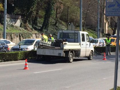 Внимавайте! Сменят част от разделителна ограда до Чифте баня, движението е затруднено СНИМКИ