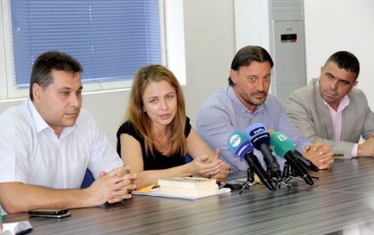 Петима българи и турци в ареста за износ на суровина за хероин СНИМКИ