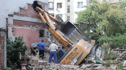 Екшън на строеж: Багер пропадна в центъра на София, кофата продъни жилищна кооперация (ЗРЕЛИЩНИ ВИДЕО/СНИМКИ)