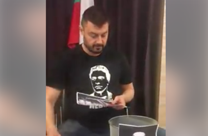 Бареков се изтипоса с фланелка с лика на Левски и наду чалгата 