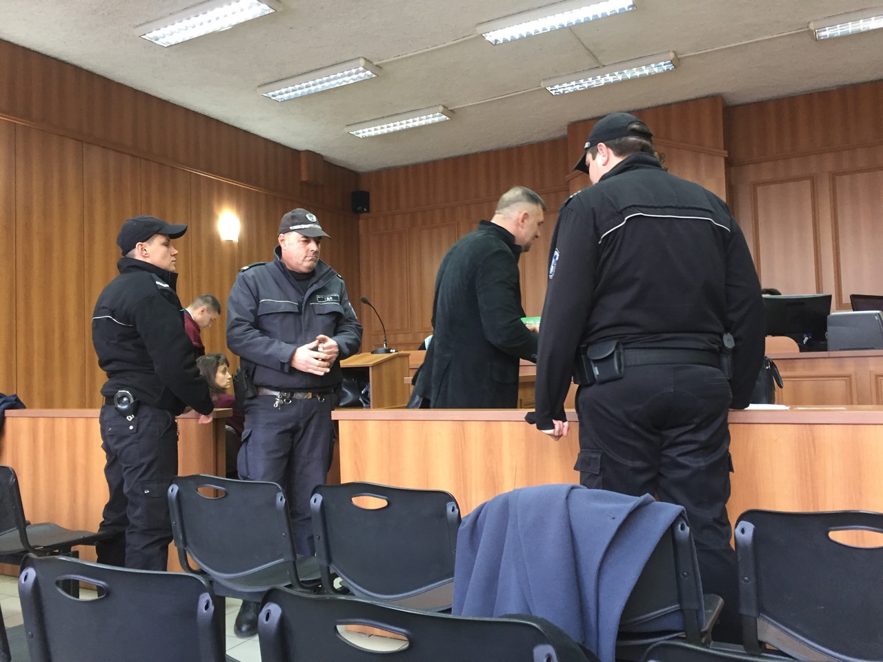 Райфъла към прокурора: Айде да не потропвате така с химикала и да прекъсвате мисълта ми. Не съм добре с нервите СНИМКИ