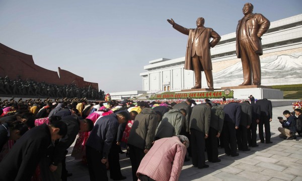Десетки хиляди в КНДР почетоха паметта на Ким Ир Сен