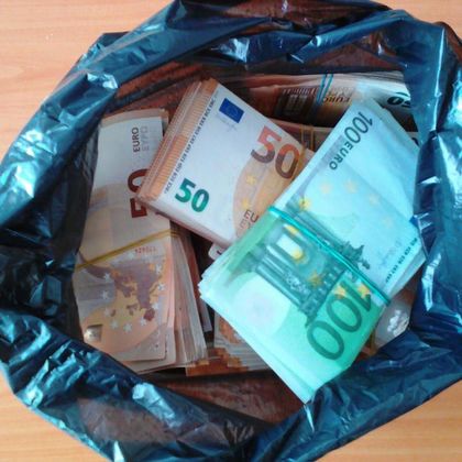 Агенция "Митници": Над 200 000 недекларирани евро задържаха митнически служители при три случая само за ден