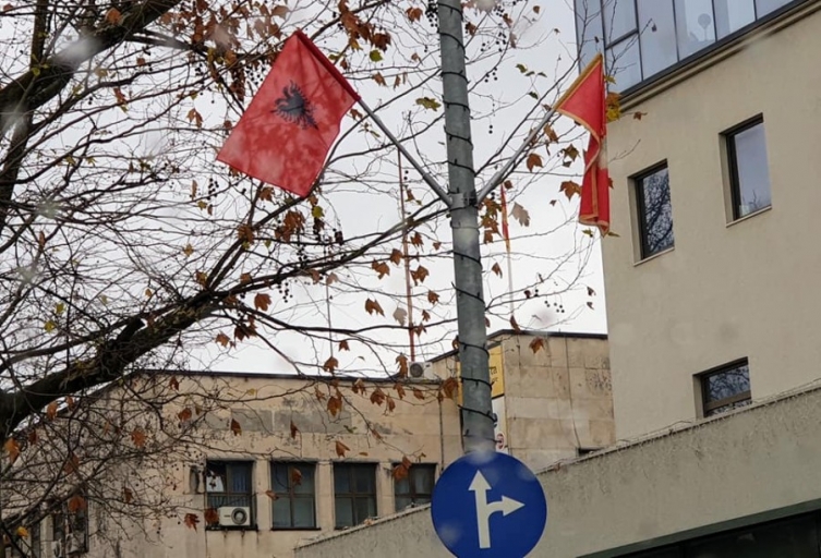 МКД (Македония): Подгорица осъмна в неделя с албански знамена