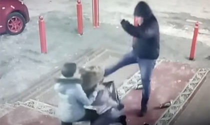 АГРЕСИЯ НА ПЪТЯ! Бабаит налага жена с коляно и юмруци след лека катастрофа!