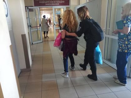 Иванчева аут от болницата - върнаха я окована в ареста преди да е почнал протеста в нейна защита (СНИМКА)