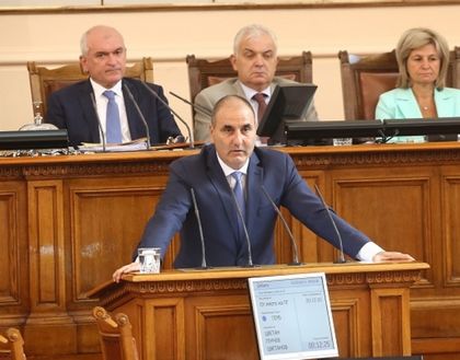 Див скандал в парламента, страстите се нажежиха до краен предел заради прането на пари!