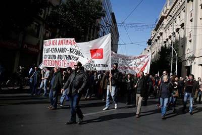 Около 20 000 протестираха в Атина днес и близо 8 000 в Солун