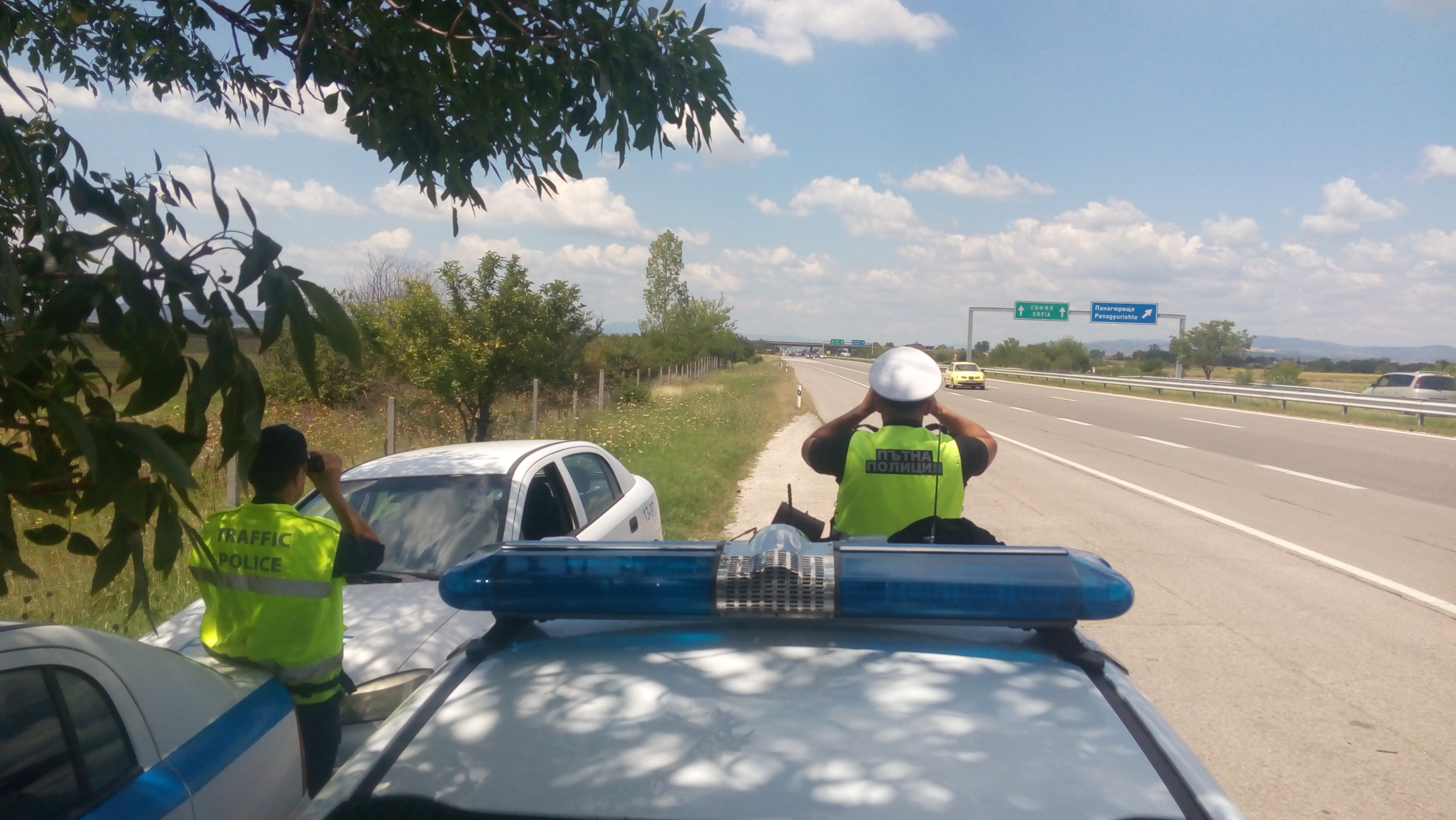ФОТОФАКТ: От Пътна полиция работят здраво на магистралата