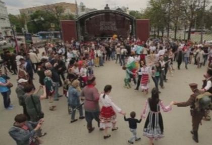 Огромно българско хоро се изви в центъра на Москва