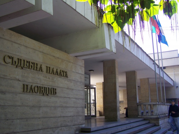 Извънредно: Заплаха за бомба опразни съда в Пловдив
