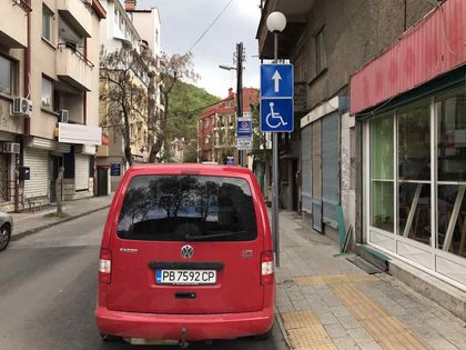 СНИМКИ: Полунарушител, полуумствен инвалид