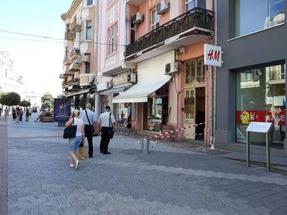 СНИМКА: Внимавайте! Мазилка и бетонни парчета падат от сграда на Главната