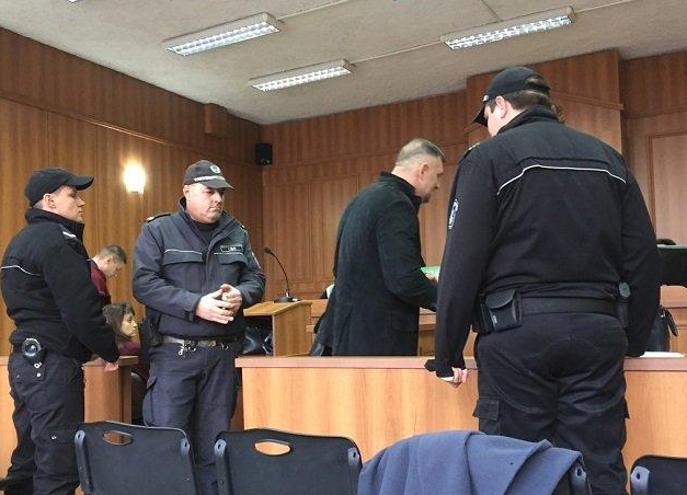 Темида обръща глава! Никой не иска да съди Райфъла