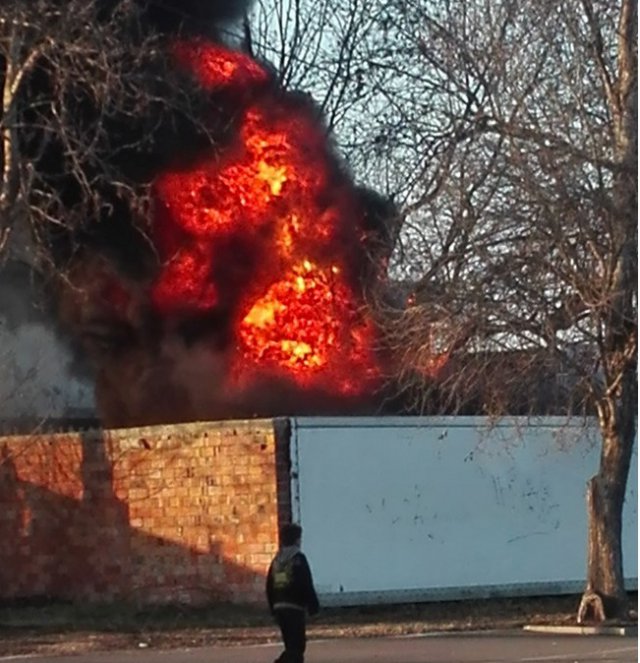 ВИДЕО: Пожар в Бургас, огромни пламъци на метри от бензиностанции