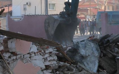Багерите влязоха в циганската махала в Асеновград!
