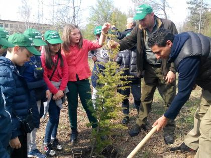 Деца засадиха 200 нови фиданки в Апостоловата гора СНИМКИ
